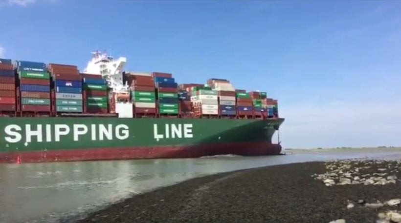 Κινεζικό φορτηγό πλοίο κόλλησε στην άμμο και μπλόκαρε το λιμάνι της Αμβέρσας! (βίντεο)